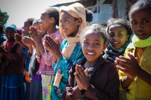 A warm welcome by the community working with ADHENO. 